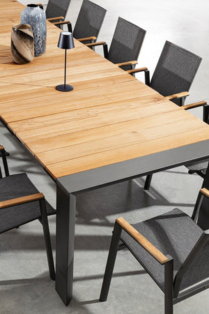 Tavolo allungabile "Cameron" con struttura in alluminio, piano in teak, stile moderno