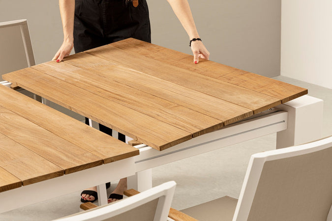 Tavolo allungabile "Cameron" con struttura in alluminio, piano in teak, stile moderno