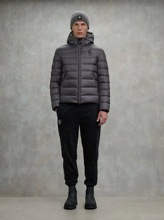 Blauer piumino uomo Acton trapuntato grigio con cappuccio fisso look indossato