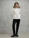 Blauer piumino donna Alicia trapuntato bianco con cappuccio e bordo in pelliccia look indossato