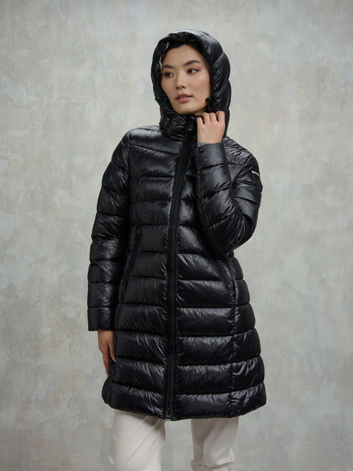 Blauer giubbino donna Adelaide lungo in nylon micro rip nero con cappuccio fisso e imbottitura ecologica Sorona® Aura indossato