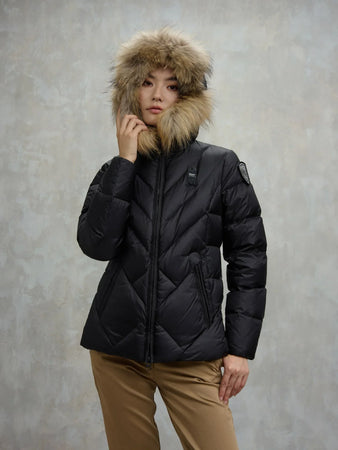 Blauer giubbino donna Alicia piumino sfiancato geometrico in nylon lucido nero con cappuccio e pelliccia removibile indossato