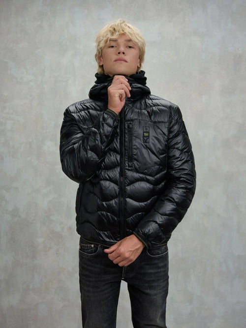 Blauer piumino uomo ad onde in nylon nero con cappuccio fisso e taschino sul petto