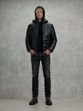 Blauer piumino uomo ad onde in nylon nero con cappuccio fisso e taschino sul petto indossato