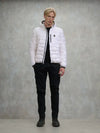 Blauer piumino uomo trapuntato ad onde bianco con cappuccio e taschino sul petto look indossato
