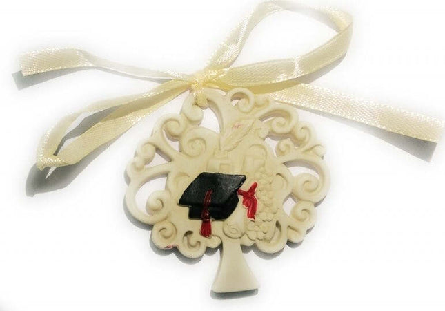 BOMBONIERA ALBERO DELLA VITA LAUREA CAPPELLO PIUMA CALAMAIO CERAMICA APPENDINO Casa e cucina/Hobby creativi/Materiali per hobby creativi/Forniture per feste/Bomboniere Trade Shop italia - Napoli, Commerciovirtuoso.it