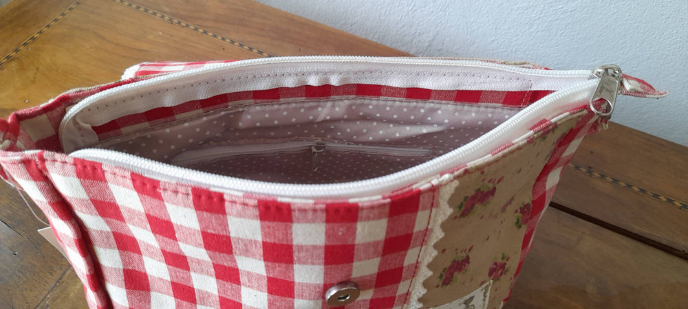 Borsa A Spalla Tessuto Bianca E Rossa Borsa A Tracolla Con Cerniera 22 X16x 8 Cm Bottoni In Legno Con Zampette Moda/Donna/Borse/Borse a spalla Ideart - Valdilana, Commerciovirtuoso.it