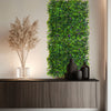 Pannelli Verde Verticale 50×50 cm Ultra-realistici e folti, per interno/esterno BOSSO E FIORI VIOLA - Eternal Parquet