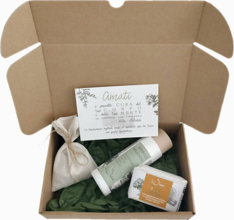 Box Shampoo Delicato Biologico 100% Naturale Rinforzante + 1 Sapone Mani Viso Corpo Cannella e Mandarino Bellezza/Cura dei capelli/Prodotti per la cura dei capelli/Shampoo doccia 3 in 1 L’Olea Biocosmesi - Castelbottaccio, Commerciovirtuoso.it