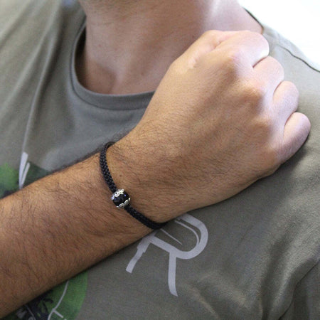 Bracciale sagola nera uomo con centrale su coccu e bottone argento Filu & Trama Bracciale sagola nera uomo con centrale su coccu e bottone argento Filu & Trama