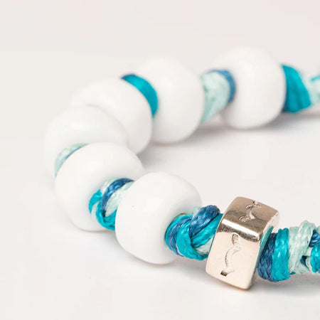 Braccialetto Aua Puglia unisex con cordoncino intrecciato blu e perle in vetro bianco, dettaglio in argento 925 dettaglio