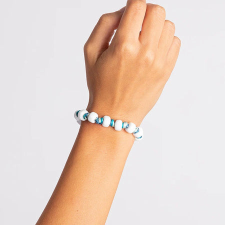 Braccialetto Aua Puglia unisex con cordoncino intrecciato blu e perle in vetro bianco, dettaglio in argento 925 donna