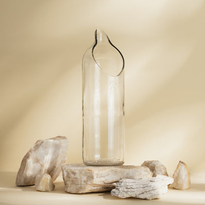Brocca acqua in vetro riciclato | caraffa in vetro | brocca con una bottiglia di vino