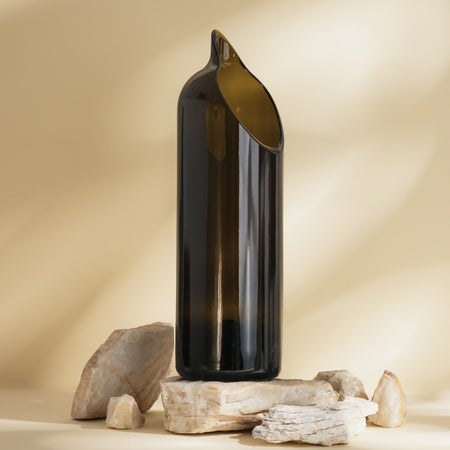 Brocca acqua in vetro riciclato | caraffa in vetro | brocca con una bottiglia di vino