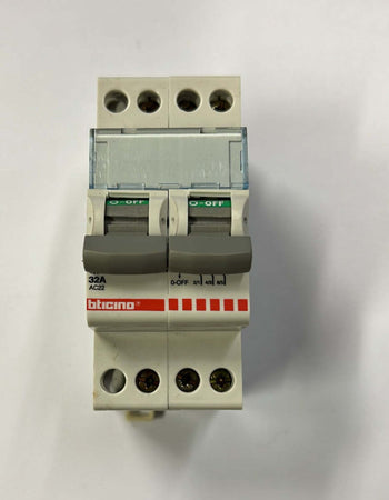 BTICINO---INTERUTTORE-SEZIONATORE-32A-400V-3P-2-MODULI