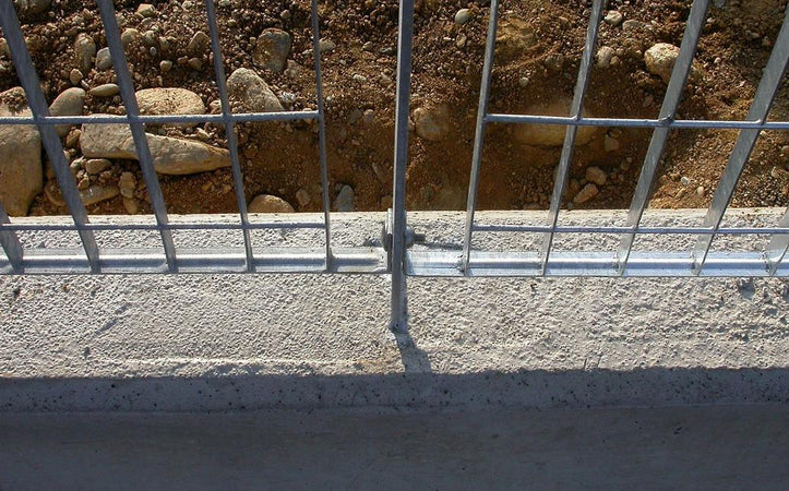 Bullone e dado antifurto per fissaggio paletto e saetta recinzione metallica 10 x 30 mm Giardino e giardinaggio/Giardinaggio/Prodotti fitosanitari e pesticidi/Reti protettive La Zappa - Altamura, Commerciovirtuoso.it