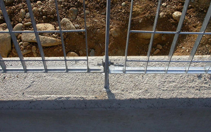 Bullone e dado antifurto per fissaggio paletto e saetta recinzione metallica 10 x 30 mm