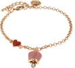 BYSIMON---Bracciale-in-Metallo-con-cuore-rosso-e-campanella-portafortuna-pendente,-impreziosita-da-smalto-rosa-e-punto-luce