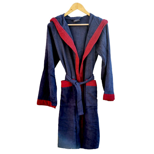 Accappatoio Voyage L/XL Carrara in microspugna di cotone 280 gr/mq, profili a contrasto, con cappuccio e tasche, in custodia trasparente richiudibile.