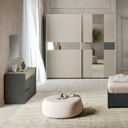 Camera da letto Tania in grigio e talco con armadio 2 ante scorrevoli con specchi e letto contenitore Napoli grigio