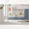 Cameretta con letto a castello e letto estraibile con armadio integrato colore bianco consumato e azzurro reversibile