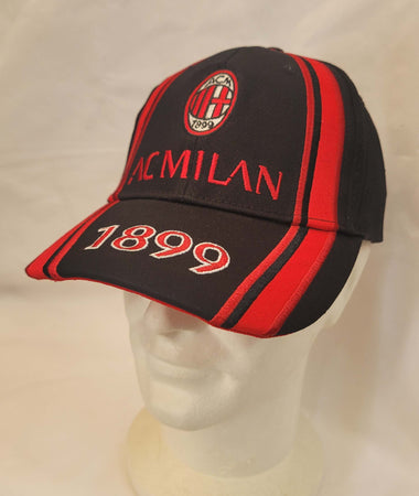 Cappello Con Visiera Milan 1899 Sport e tempo libero/Fan Shop/Abbigliamento/Accessori/Cappelli e berretti/Berretti da baseball Il Distintivo - Pesaro, Commerciovirtuoso.it