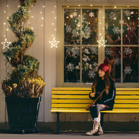 Cascata stalattite decorata con stelle luminose a led luce calda per interno ed esterno cavo trasparente Casa e cucina/Decorazioni per interni/Addobbi e decorazioni per ricorrenze/Decorazioni natalizie/Luci natalizie/Catene luminose per interni MagiediNatale.it - Altamura, Commerciovirtuoso.it