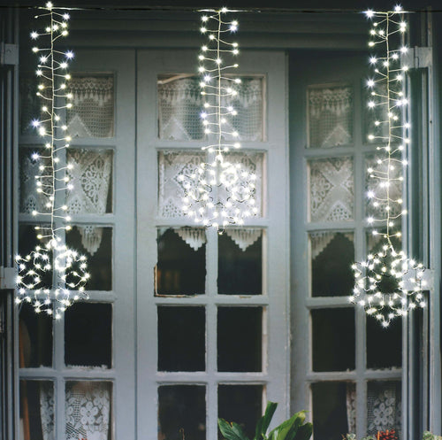 Cascata stalattite decorata cristalli di neve luminosi con led a luce fredda per esterno e interno Casa e cucina/Decorazioni per interni/Addobbi e decorazioni per ricorrenze/Decorazioni natalizie/Luci natalizie/Catene luminose per interni MagiediNatale.it - Altamura, Commerciovirtuoso.it