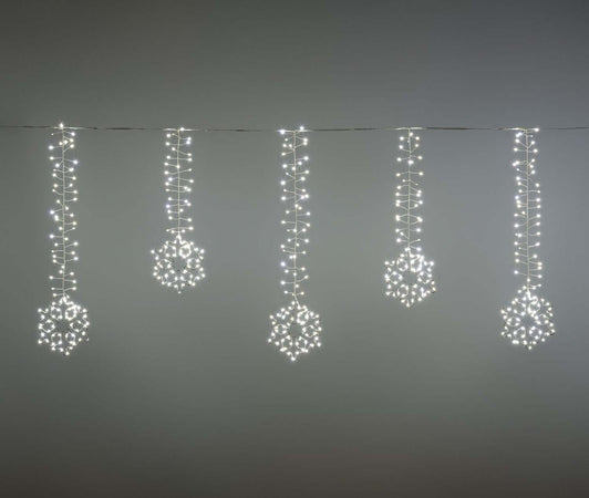Cascata stalattite decorata cristalli di neve luminosi con led a luce fredda per esterno e interno Casa e cucina/Decorazioni per interni/Addobbi e decorazioni per ricorrenze/Decorazioni natalizie/Luci natalizie/Catene luminose per interni MagiediNatale.it - Altamura, Commerciovirtuoso.it