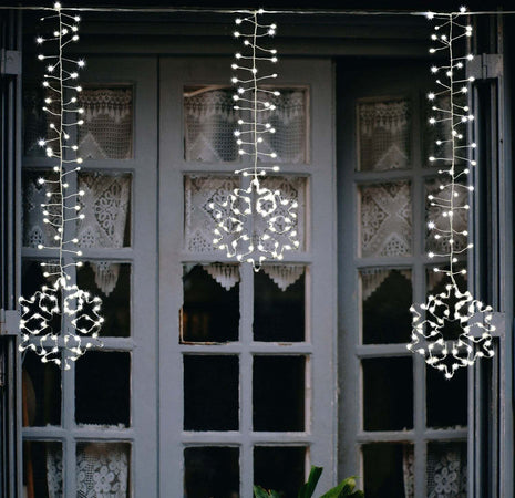 Cascata stalattite decorata cristalli di neve luminosi con led a luce fredda per esterno e interno Casa e cucina/Decorazioni per interni/Addobbi e decorazioni per ricorrenze/Decorazioni natalizie/Luci natalizie/Catene luminose per interni MagiediNatale.it - Altamura, Commerciovirtuoso.it