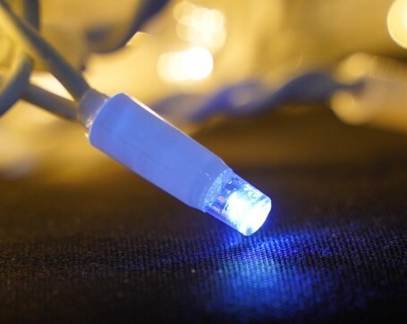 Catena-bianca-luminosa-bianca-calda-10-metri-100-led-con-10-FLASH-BLU-luci-di-Natale-da-esterno-ip44