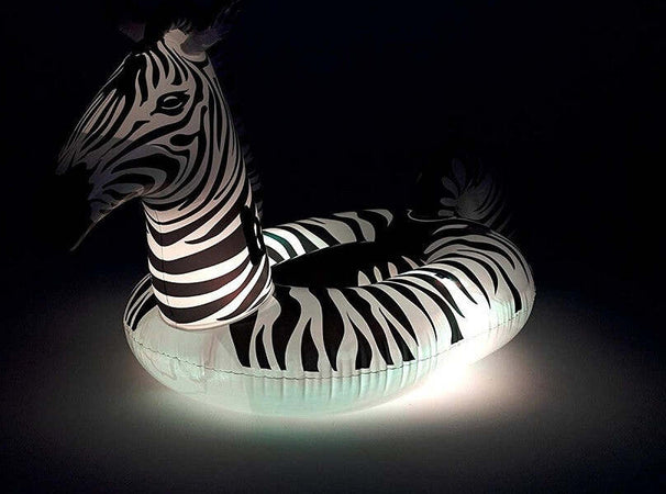 Cavalcabile Fashion Gonfiabile Zebra Gigante Con Luci Led Piscina 254x142cm 41406 Giochi e giocattoli/Sport e giochi all'aperto/Giochi aquatici e piscine per bambini/Canotti e gonfiabili galleggianti Trade Shop italia - Napoli, Commerciovirtuoso.it