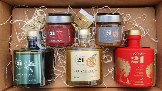 Cesta Natalizia Prodotti Tipici Siciliani 1 Limoncello da 0,5 lt.+ 1 Liquore Olivea +1 un olio extra vergine di oliva IGP da 0,5 lt. +2 due marmellate da 230 gr. Cad Secolo21