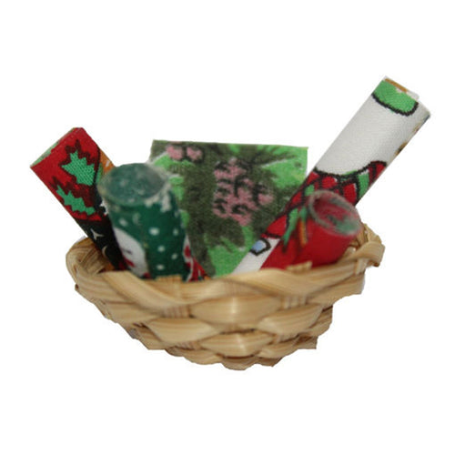 Cesto con panni e stoffe per decorazione presepe in miniatura