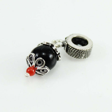 Charm pendente in argento brunito su coccu con corallino Filu & Trama