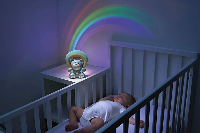 Chicco Rainbow Bear Proiettore Musicale, Luce Notturna Bambini e Neonati, Orsetto con Musica Rilassante e Proiezione Arcobaleno a Larghezza e Direzione Regolabile - Giochi Neonati 0+ Mesi Prima infanzia/Cameretta/Decorazioni cameretta/Lampade/Luci notturne per bambini Sanitaria Gioia del Bimbo - Villa San Giovanni, Commerciovirtuoso.it