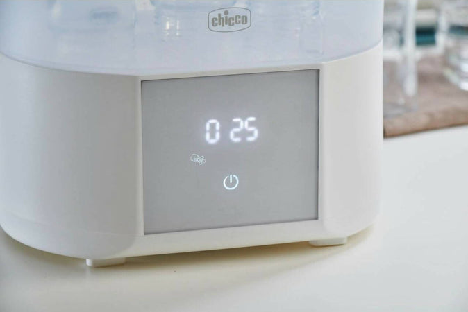 Chicco Sterilizzatore Con Funzione Asciugatura, Sterilizzatore Biberon, Tiralatte E Ciuccio, Con 2 Configurazioni, Funzione Asciugatura, Fino A 6 Biberon Da 330 Ml, Bianco Prima infanzia/Allattamento e pappa/Allattamento con biberon/Sterilizzatori Sanitaria Gioia del Bimbo - Villa San Giovanni, Commerciovirtuoso.it