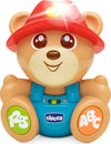Chicco teddy l’amico orsetto, orso parlante e interattivo, gioco educativo ed evolutivo bilingue italiano/inglese, con curiosità sugli animali, 2 modalità di gioco, giochi educativi 6 mesi - 3 anni Giochi e giocattoli/Giocattoli prima infanzia/Giochi musicali Sanitaria Gioia del Bimbo - Villa San Giovanni, Commerciovirtuoso.it