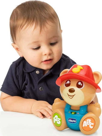 Chicco teddy l’amico orsetto, orso parlante e interattivo, gioco educativo ed evolutivo bilingue italiano/inglese, con curiosità sugli animali, 2 modalità di gioco, giochi educativi 6 mesi - 3 anni Giochi e giocattoli/Giocattoli prima infanzia/Giochi musicali Sanitaria Gioia del Bimbo - Villa San Giovanni, Commerciovirtuoso.it