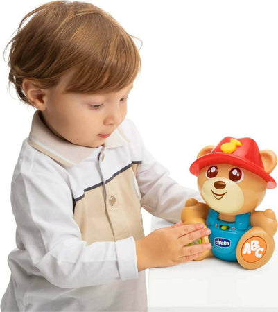 Chicco teddy l’amico orsetto, orso parlante e interattivo, gioco educativo ed evolutivo bilingue italiano/inglese, con curiosità sugli animali, 2 modalità di gioco, giochi educativi 6 mesi - 3 anni Giochi e giocattoli/Giocattoli prima infanzia/Giochi musicali Sanitaria Gioia del Bimbo - Villa San Giovanni, Commerciovirtuoso.it