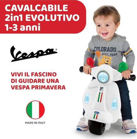 Chicco Vespa Primavera Cavalcabile Bambini Gioco Vespa Giocattolo Cavalcabile con Pannello Elettronico, Luci e Suoni, Ruote di Supporto Rimovibili Max 25 Kg - Giochi per Bambini 1-3 Anni Giochi e giocattoli/Sport e giochi all'aperto/Biciclette e tricicli/Ride-On Mondo Bimbo - Bagnara Calabra, Commerciovirtuoso.it