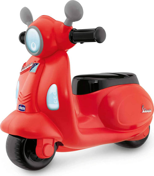 Chicco Vespa Primavera Cavalcabile Bambini Gioco Vespa Giocattolo Cavalcabile con Pannello Elettronico, Luci e Suoni, Ruote di Supporto Rimovibili Max 25 Kg - Giochi per Bambini 1-3 Anni Giochi e giocattoli/Sport e giochi all'aperto/Biciclette e tricicli/Ride-On Mondo Bimbo - Bagnara Calabra, Commerciovirtuoso.it