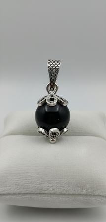 Ciondolo Su Coccu argento con onice nero portafortuna Sardegna