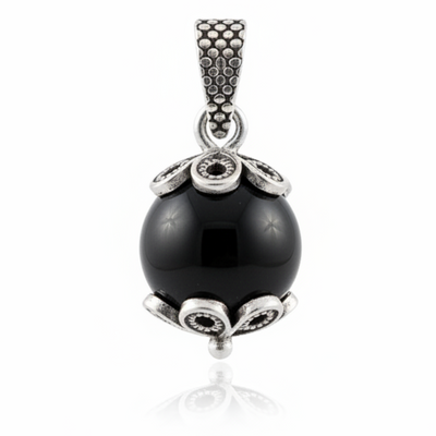 Ciondolo Su Coccu argento brunito con onice nero portafortuna Sardegna