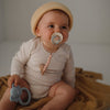 Ciuccio FRIGG Daisy Willow Latex 0-6m Prima infanzia/Succhietti e massaggiagengive/Succhietti La Casa Del Bebè - Napoli, Commerciovirtuoso.it