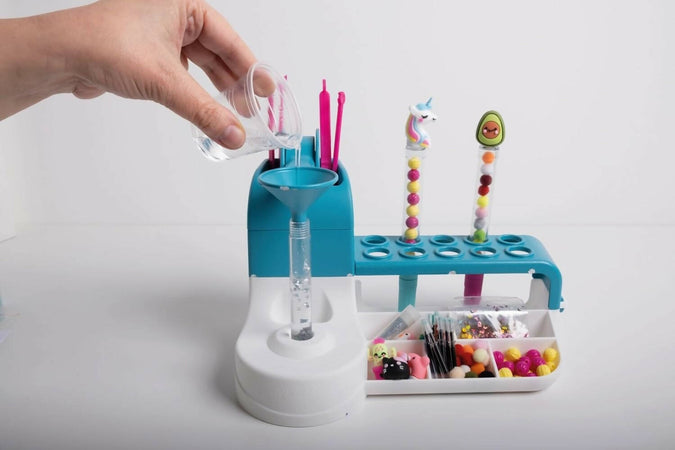 Clementoni Idea - Laboratorio Delle Penne - Kit Creativo Per Realizzare Penne Colorate E Personalizzabili, Gioco Per Bambini 6 Anni, Made In Italy - 18748