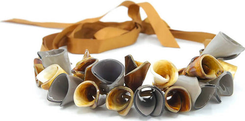 Collana Donna Collana Fashion Campanelle in Zamak E Resina Collana Regolabile Chiusura Doppio Nastro in Raso Moda/Donna/Gioielli/Collane Leclaf - Napoli, Commerciovirtuoso.it