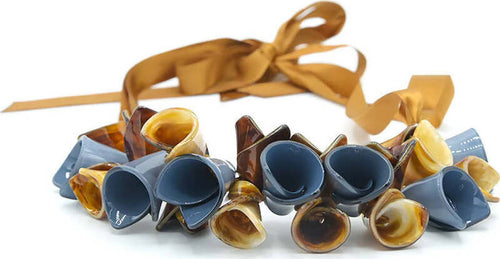 Collana Donna Collana Fashion Campanelle in Zamak E Resina Collana Regolabile Chiusura Doppio Nastro in Raso Moda/Donna/Gioielli/Collane Leclaf - Napoli, Commerciovirtuoso.it