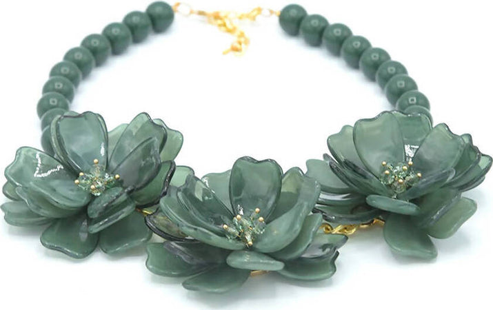 Collana Donna Girocollo in Zamak E Resina Colorata Collana Fashion Con Perle E 3 Fiori Centrali Con Chiusura Regolabile Nickel Free Moda/Donna/Gioielli/Collane Leclaf - Napoli, Commerciovirtuoso.it