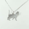 Collanina con pendente gatto coda alzata in argento con collare glitterato